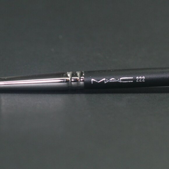 MAC 222 Natural Goat Hair Tapered Blending Brush - Picture 2 of 2